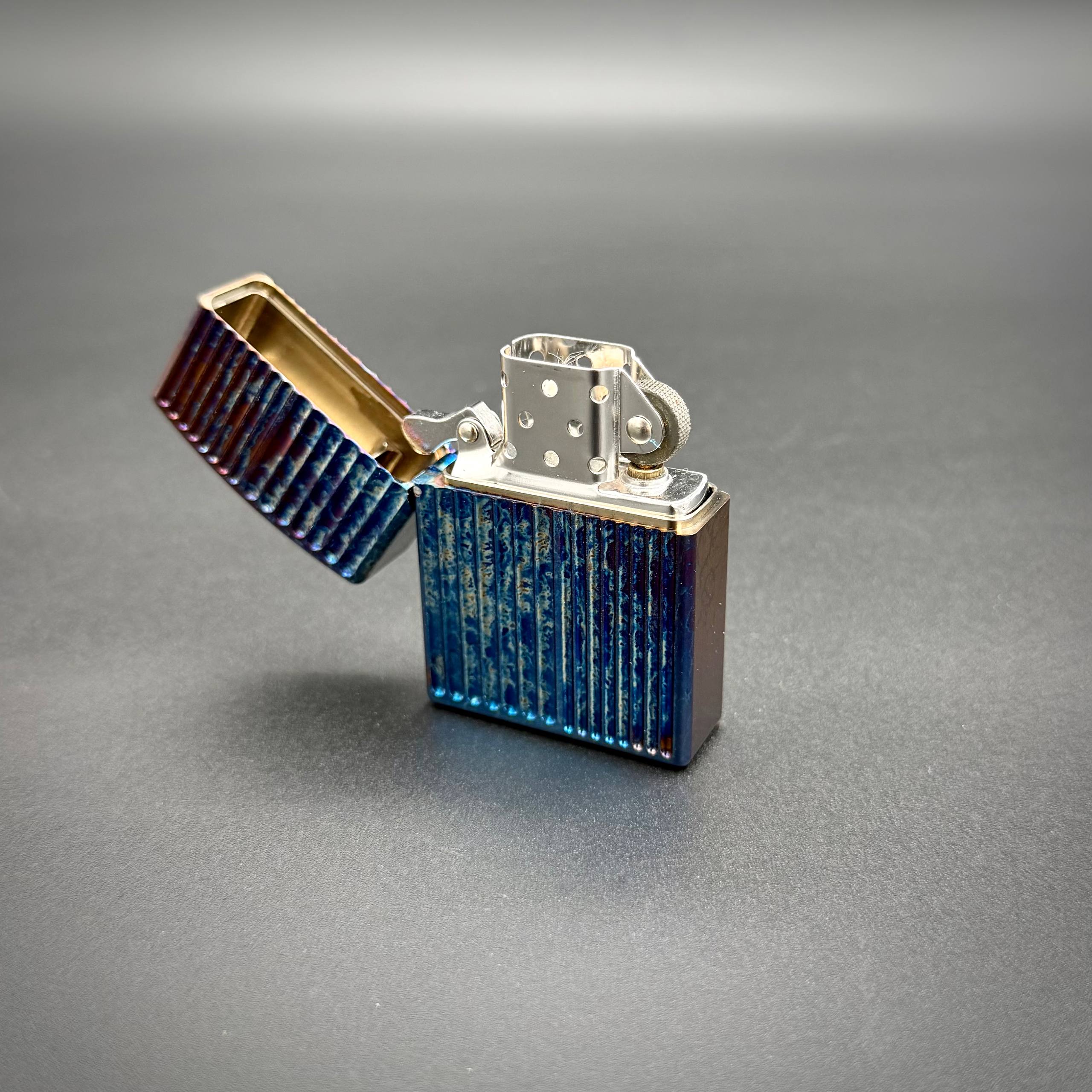 Зажигалка с титановым корпусом Electric Blue Pioneer EDC