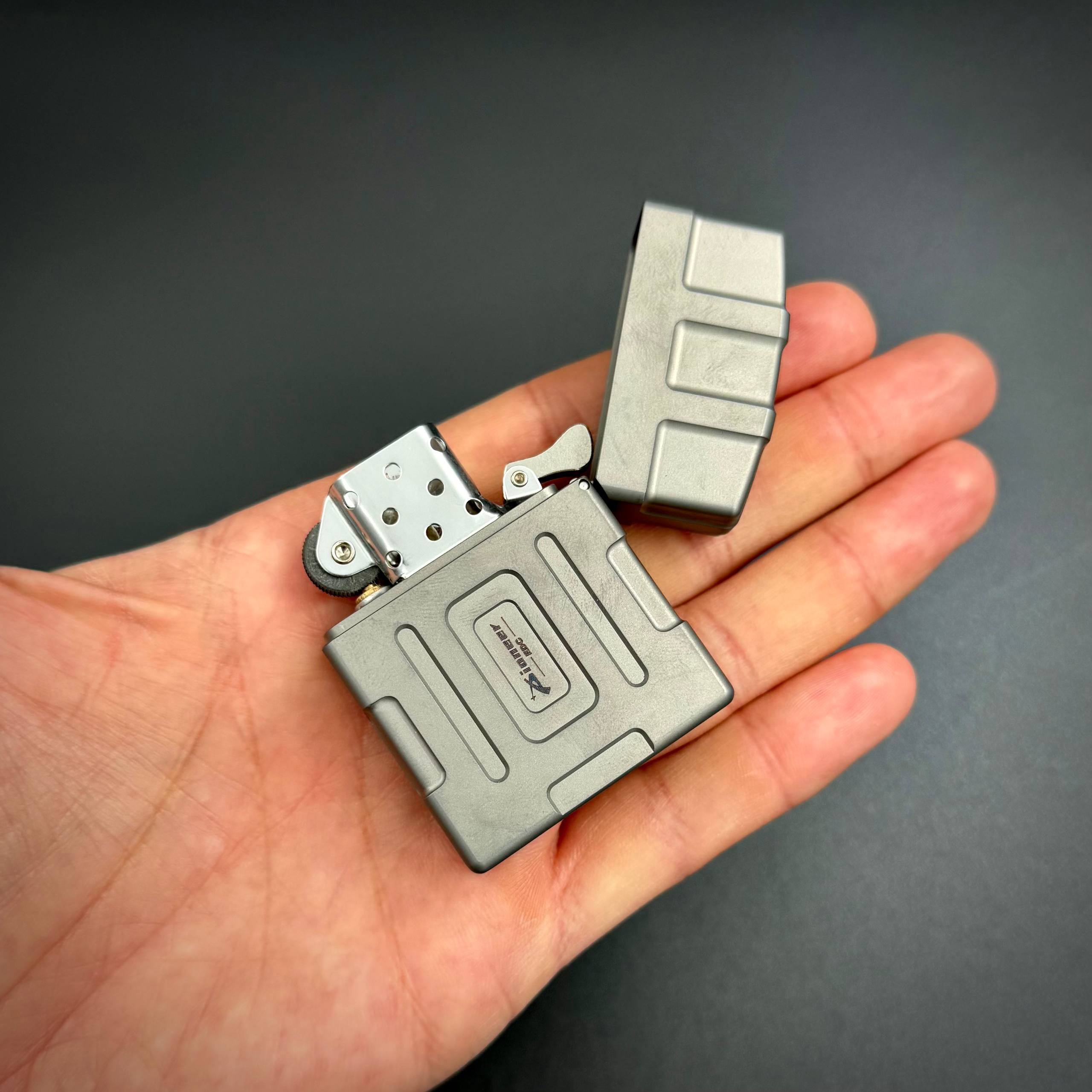Зажигалка в титановом корпусе КАНИСТРА пескоструй Pioneer EDC