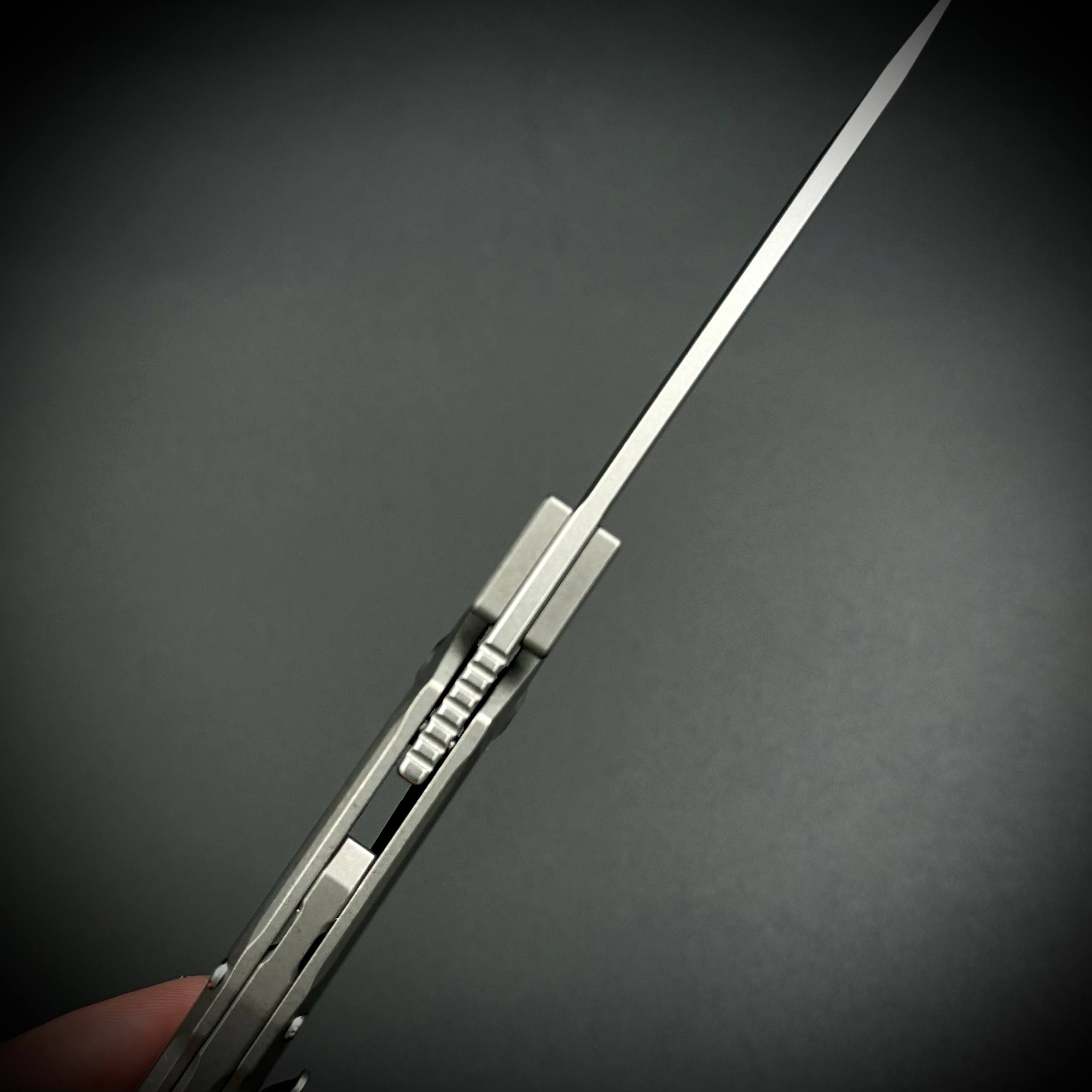 Складной нож Vigil n690co Titanium Carbon Fiber T106 Red Alpha Miu