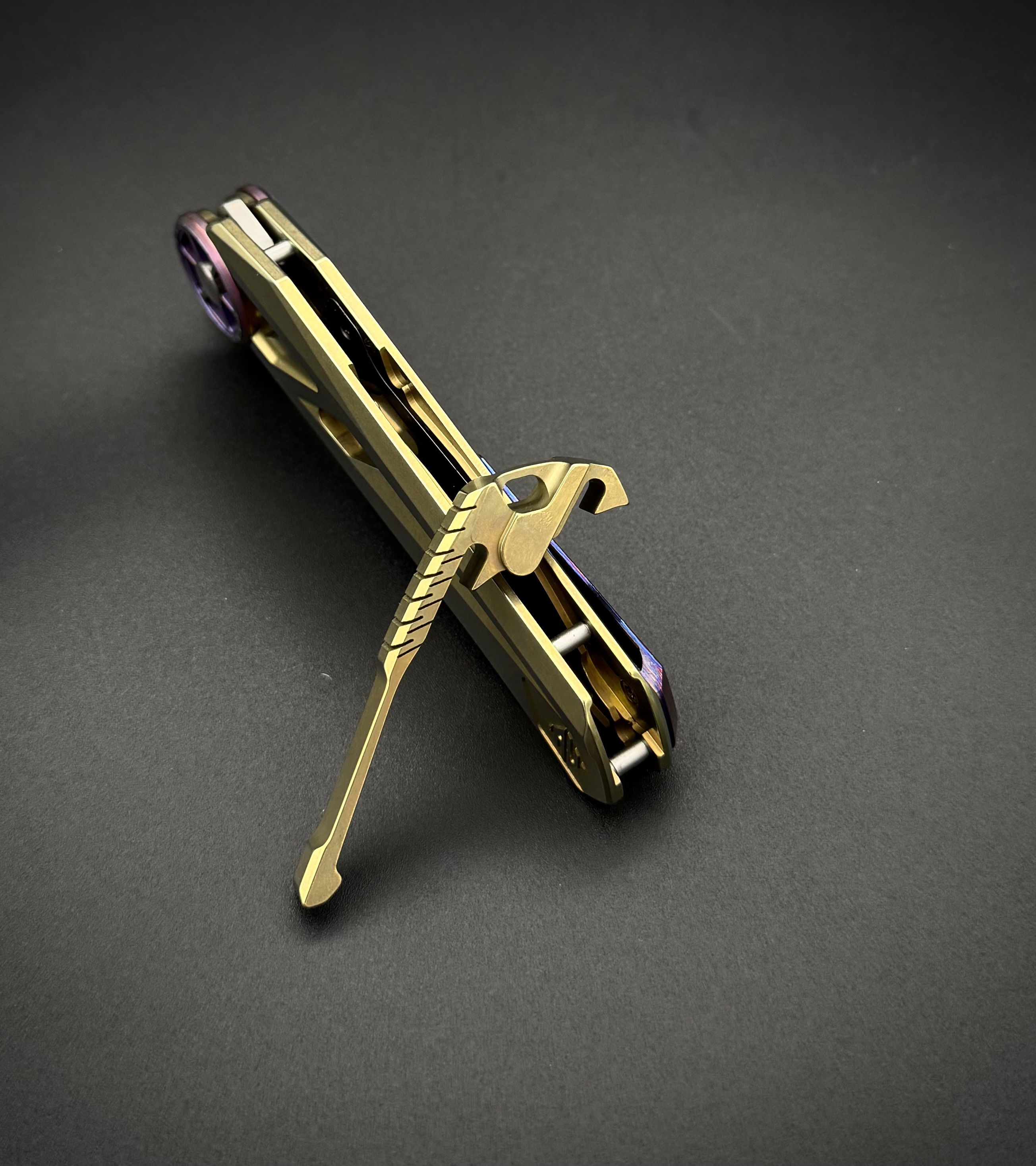 Складной нож Trigger Gold s125v Timascus Alpha Miu