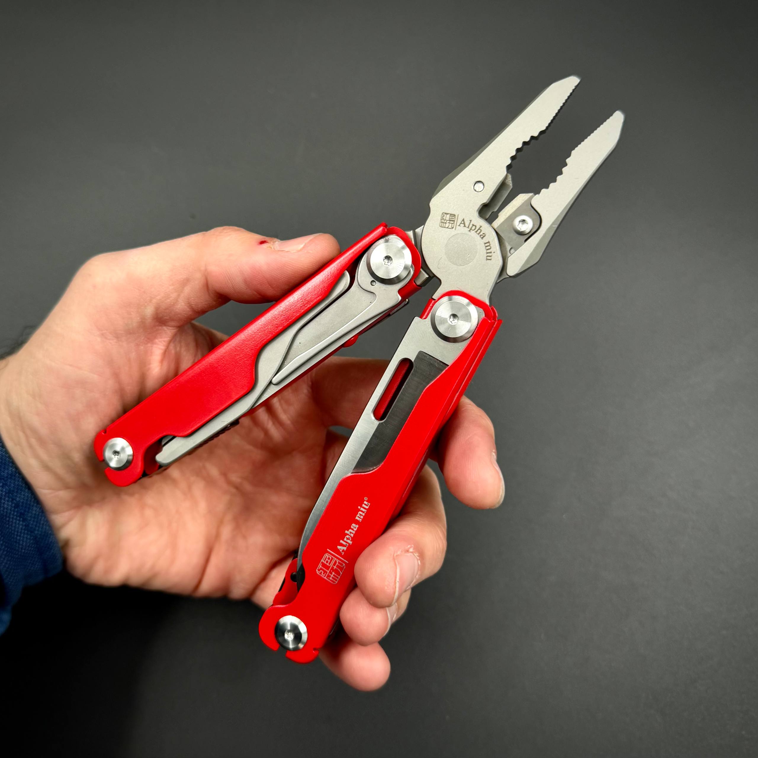 Мультитул SQ08 RED Alpha Miu