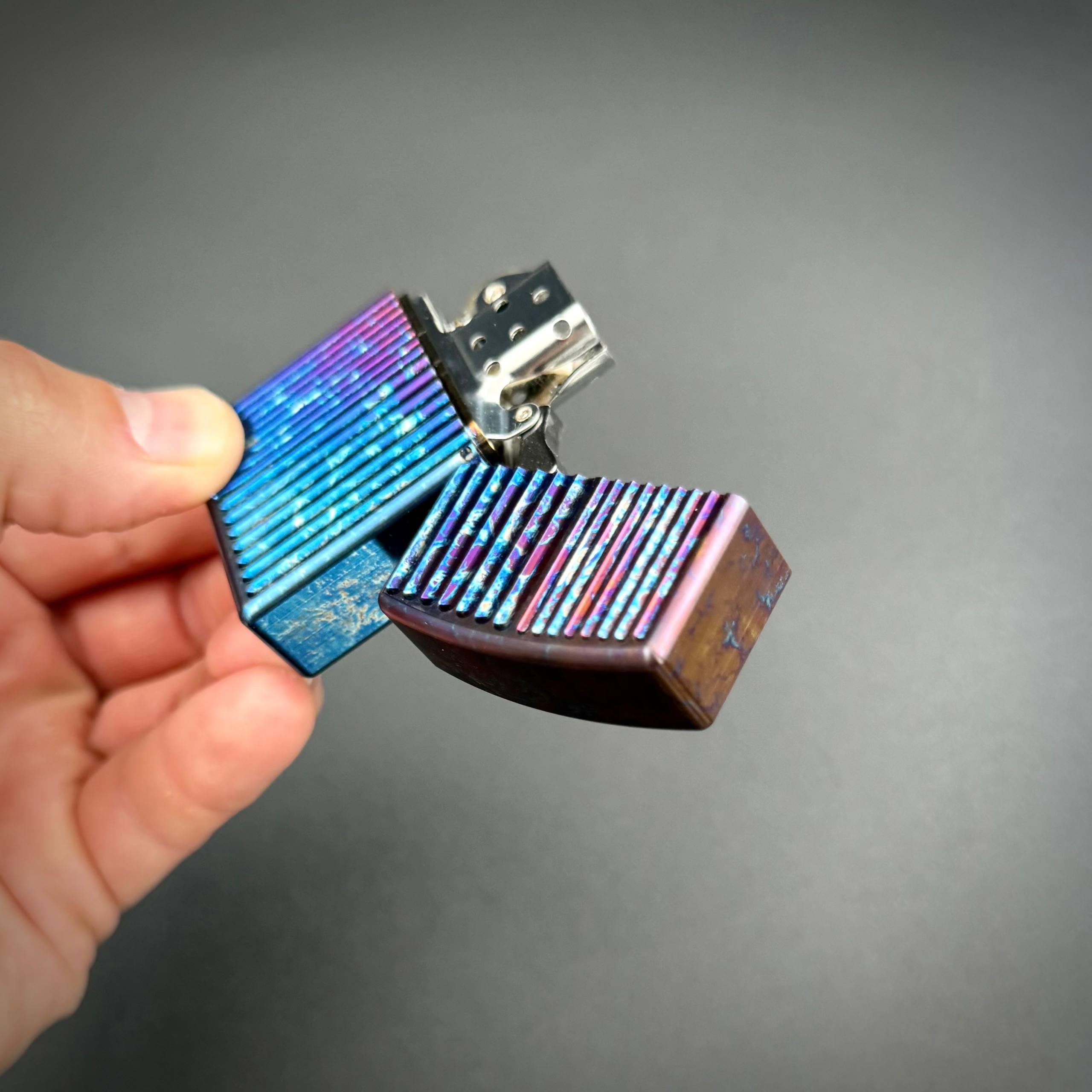 Зажигалка с титановым корпусом Electric Blue Pioneer EDC