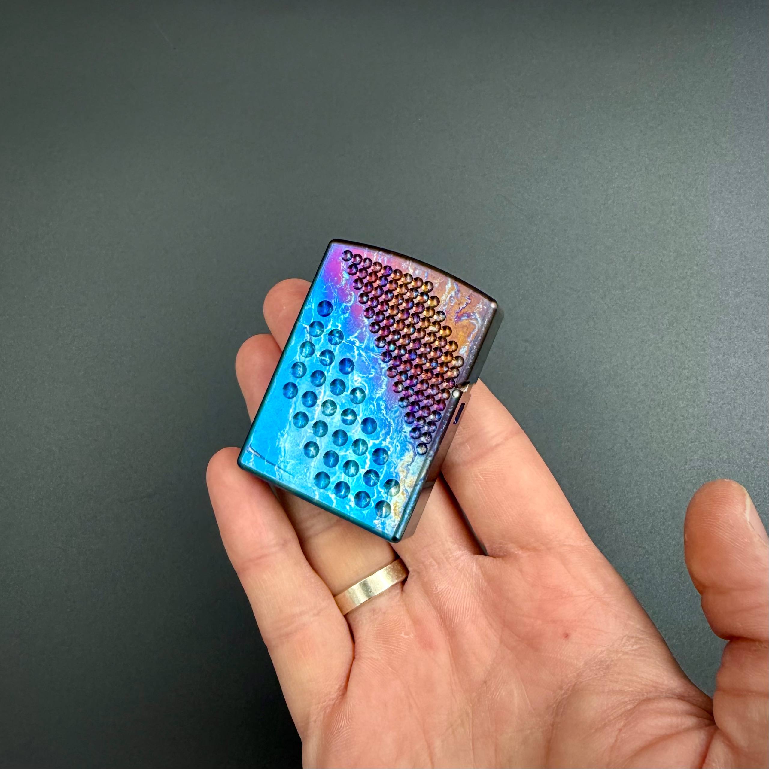 Зажигалка с титановым корпусом Точки Electric Blue Pioneer EDC